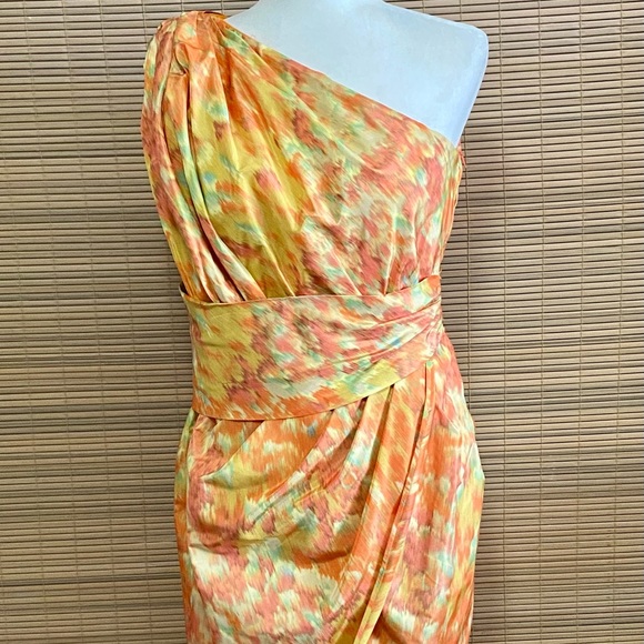 Bright, beautiful, floral and perfect with a tropical drink in hand. - Picture 12 of 15